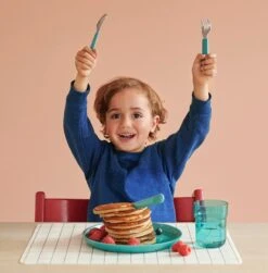 Mepal Mio – Kinderservies Set 6-delig – Bestaat Uit Een Bord, Schaaltje, Glas En Bestek – Deep Turquoise - Licht In Gewicht – Kan Tegen Een Stootje -Mepal 1179x1200 3