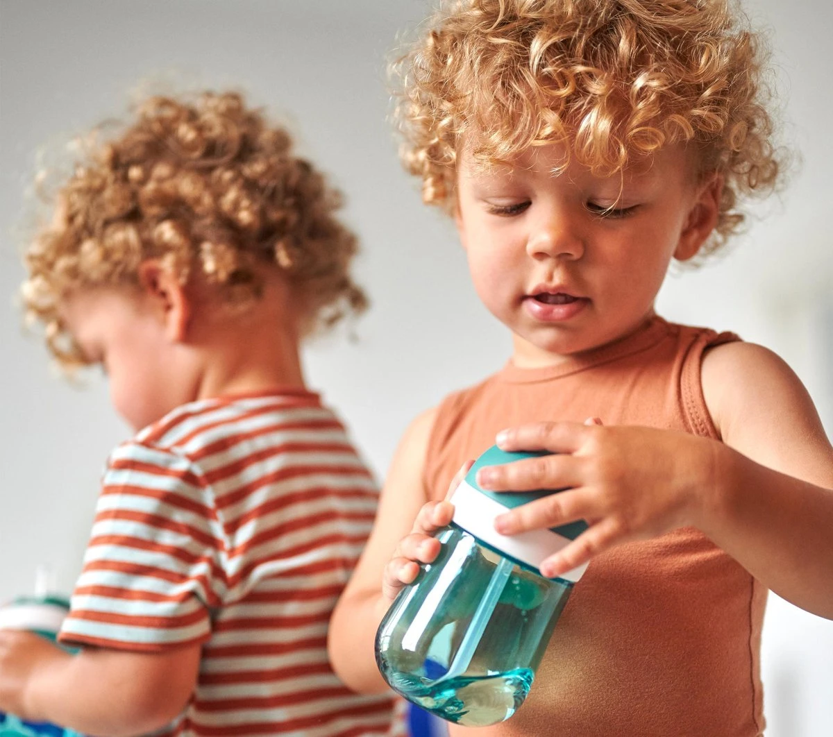 Mepal Mio – Rietjesbeker 300 Ml – Gegarandeerd Lekvrij – Deep Turquoise – Ideaal Voor Onderweg – Drinkbeker Kinderen 9 Mepal Mio – Rietjesbeker 300 Ml – Gegarandeerd Lekvrij – Deep Turquoise – Ideaal Voor Onderweg – Drinkbeker Kinderen - Afbeelding 7