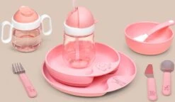 Mepal Mio – Kinderbord – Mag In De Magnetron – Deep Pink - Licht In Gewicht- Handige Inkeping - Kan Tegen Een Stootje -Mepal 1200x699