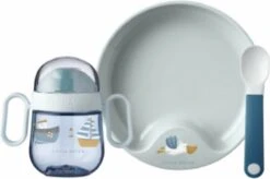 Mepal Mio – Babyservies 3-delig – Bestaat Uit Een Oefenbord, Antilekbeker En Oefenlepel – Sailors Bay – Licht In Gewicht – Kan Tegen Een Stootje -Mepal 1200x797