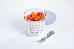 Mepal – Fruit-& Veggie Pot Ellipse – Fruitbox Voor Onderweg - Wit – Voorzien Van Vergietje En RVS Vorkje -Mepal 1200x807 5