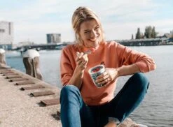 Mepal – Fruit-& Veggie Pot Ellipse – Fruitbox Voor Onderweg - Nordic Denim – Voorzien Van Vergietje En RVS Vorkje -Mepal 1200x884 1