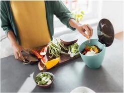 Mepal – Afvalbakje Calypso – Afvalbakje Voor Op Het Aanrecht – 2.2 Liter - Nordic Blue – Grote Vulopening – Gemakkelijk Te Reinigen 11 Mepal – Afvalbakje Calypso – Afvalbakje Voor Op Het Aanrecht – 2.2 Liter - Nordic Blue – Grote Vulopening – Gemakkelijk Te Reinigen -Mepal 1200x901 4