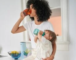 Mepal Mio – 360° Oefenbeker 300 Ml – Stimuleert Het Zelf Drinken – Flowers & Butterflies – Kan Tegen Een Stootje – Drinkbeker Kinderen – Lekvrije Beker 11 Mepal Mio – 360° Oefenbeker 300 Ml – Stimuleert Het Zelf Drinken – Flowers & Butterflies – Kan Tegen Een Stootje – Drinkbeker Kinderen – Lekvrije Beker -Mepal 1200x936 3