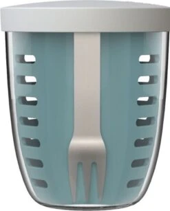 Mepal – Fruit-& Veggie Pot Ellipse – Fruitbox Voor Onderweg - Nordic Green – Voorzien Van Vergietje En RVS Vorkje -Mepal 966x1200 1